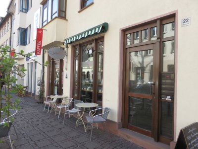 Das Kaffeehaus in Fuldamit einer Gastronomie - Markise mit Regenschutzdach und gestreiftem Markisentuch von Frimey.