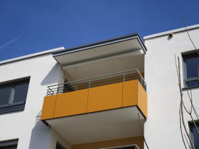 Eingefahrene Hella Compact Markise mit Deckenmontage auf einem Balkon.