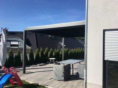 Das Aluminium Lamellendach mit drehbaren Lamellen an einem Einfamilienhaus in Fulda von Frimey.