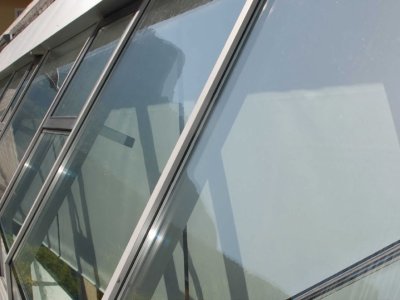 Schräge Glaskonstruktion mit auf einem Dach für überbreite Anlagen.