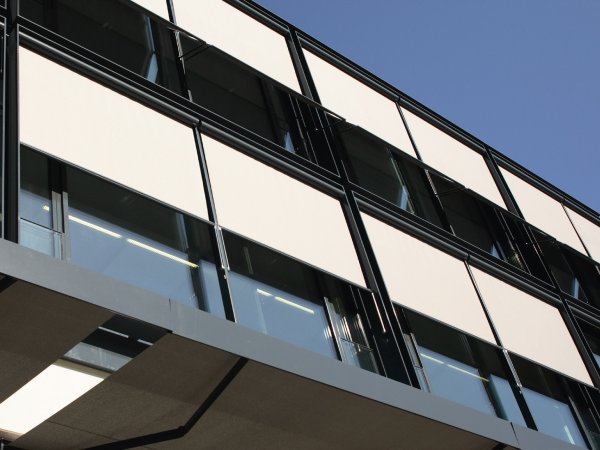 Ein Bürogebäude mit Fassadenmarkise als außenliegenden Sonnenschutz.