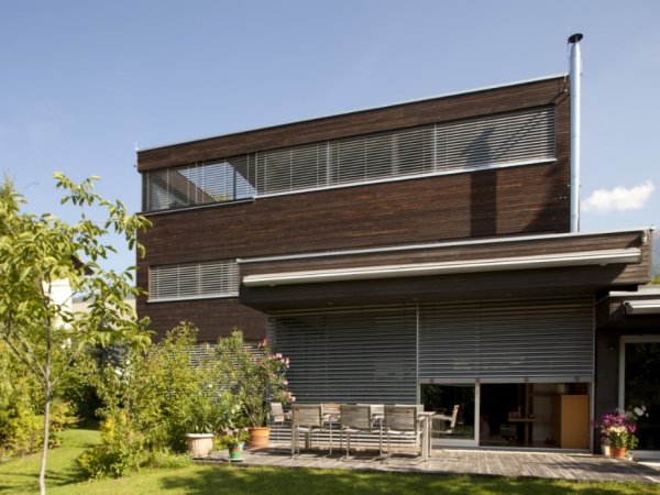 Raffstore als Sonnenschutz für ein modernes Haus im Grünen.