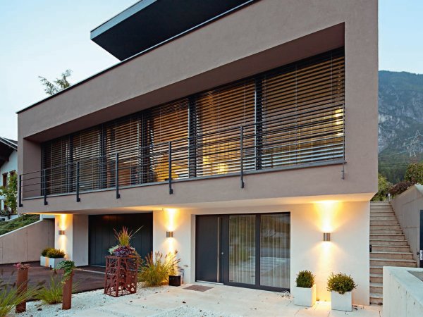 Sichtschutz Raffstore in einem modernen Wohnhaus mit diversen Einstellmöglichkeiten.