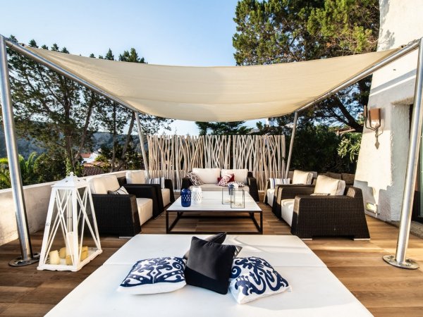 Das designorientierte feste Sonnensegel Carloforte von Unosider, ist der perfekte Sonnenschutz auf Ihrer Terrasse.