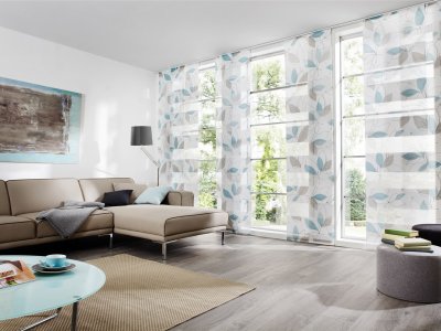 Der Flächenvorhang im Wohnzimmer, in unterschiedlichen Blickdichten und mit Designdruck.