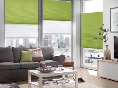 Fensterplissee im Wohnraum für Sichtschutz, Abducklung und Sonnenschutz.