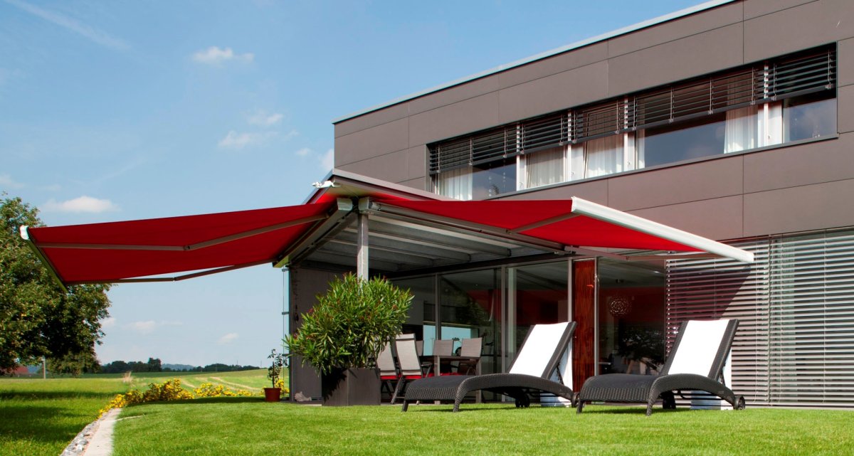 Haus mit zwei C2 Markisen