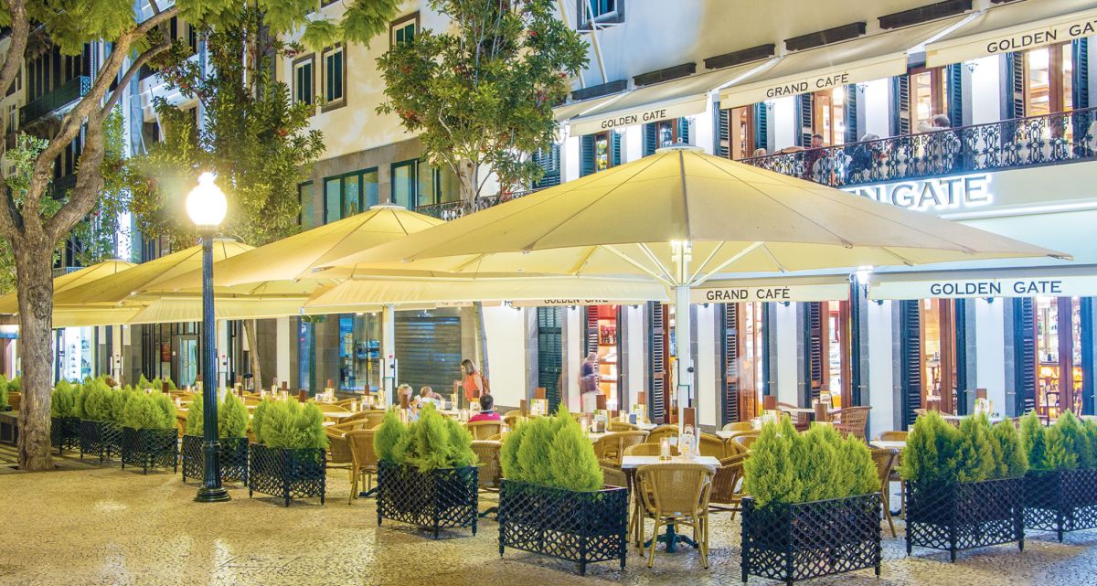 Der hochwertige Gastronomie Sonnenschirm Jumbrella XL von Bahama umberzeugt durch seine sehr stabile bauweise und dem trendigen Design.