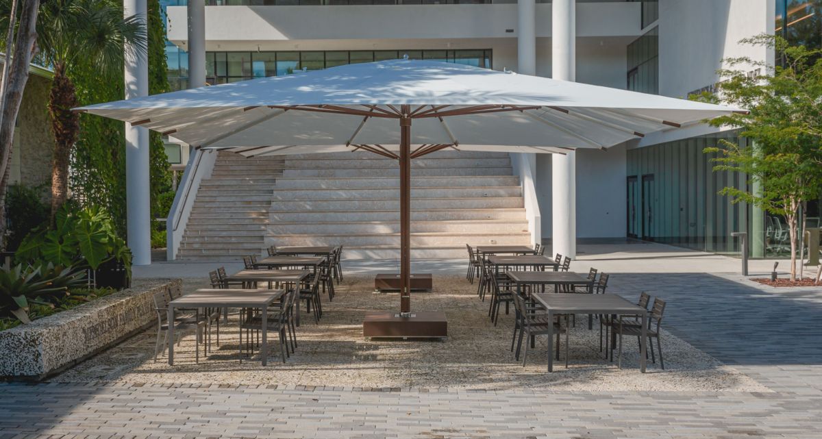 Frimey großer Sonnenschirm Gastronomie