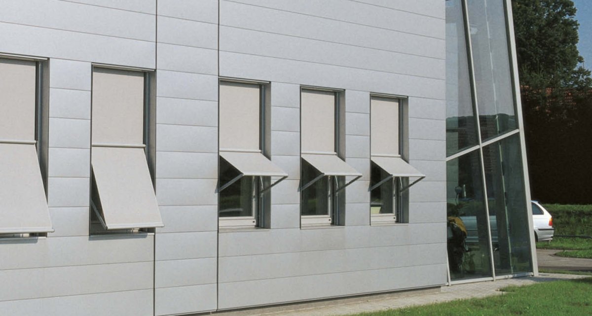 Markise mit Aussteller