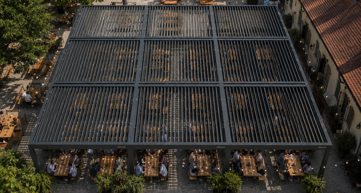 Das modulare Pergolux Lamellendach auf der Terrasse eines Biergartens, als Wetterschutz Überdachung, bei Frimey GmbH.