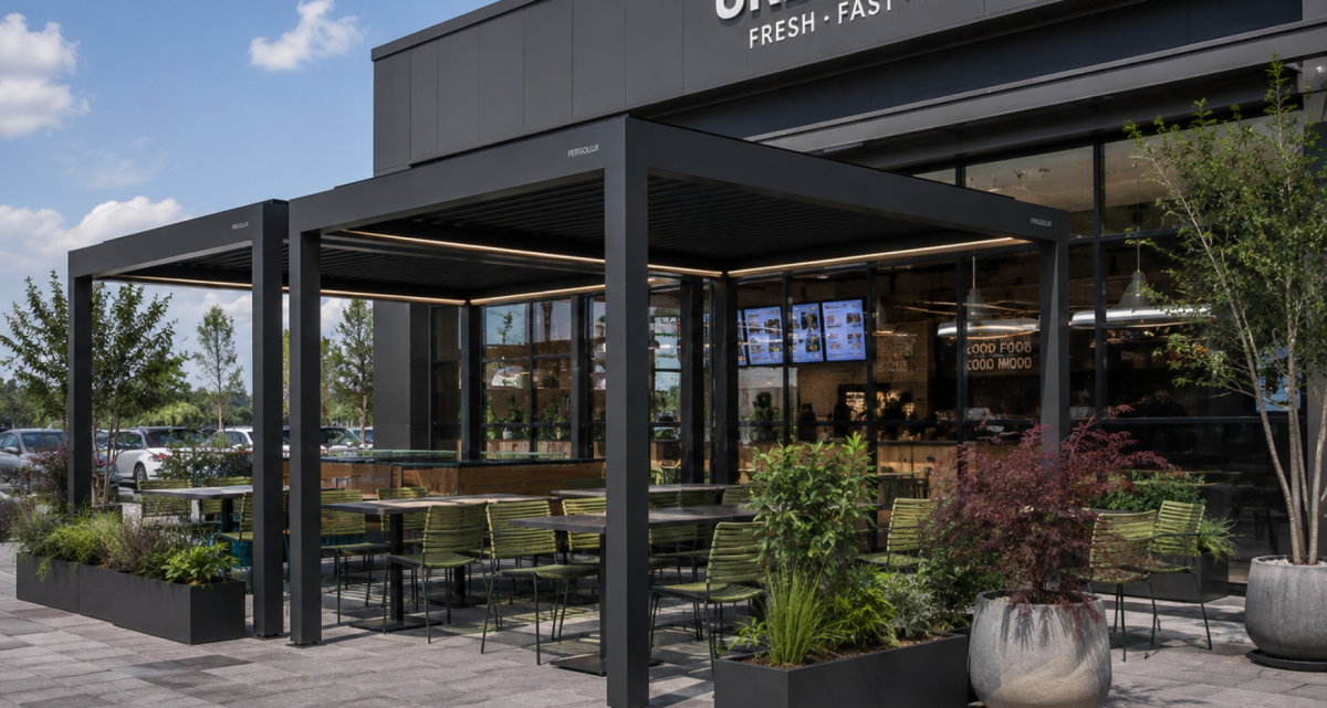 Das Pergolux Lamellendach vor einem Schnellrestaurant als Sonnen- und Wetterschutz, bei Frimey GmbH.