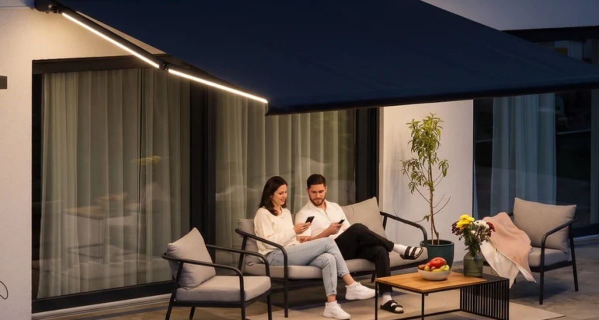 Die Pergolux Markise mit LED-Beleuchtung in den Markisenarmen, bei Frimey GmbH.