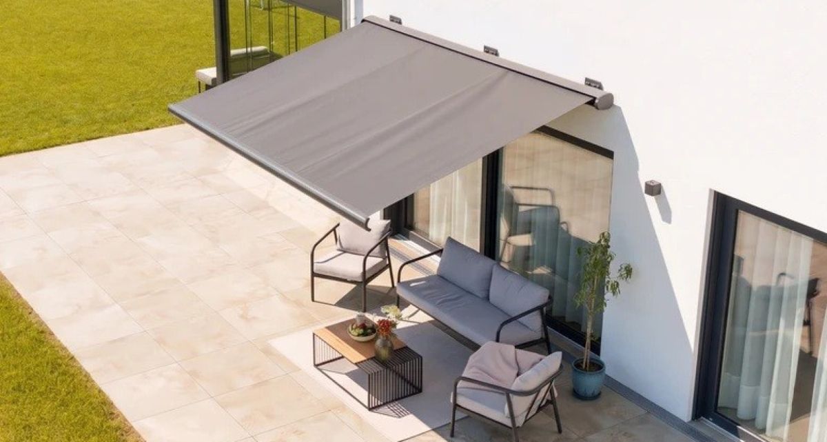 Die Pergolux Markise als Schattenort auf der Terrasse, bei Frimey GmbH.