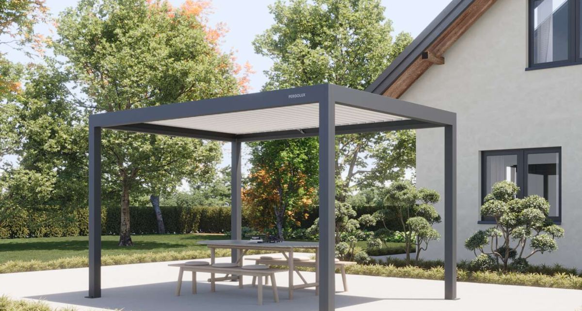 Das freistehende Lamellendach Pergola S4 von Pergolux in Anthrazit mit weißen Lamellen, bei Frimey GmbH.