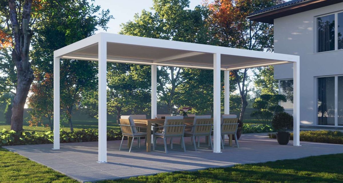 Das große Pergolux Lamellendach S4 Pro Pergola in Weiß mitten im Garten als Schatteninsel, bei Frimey GmbH.