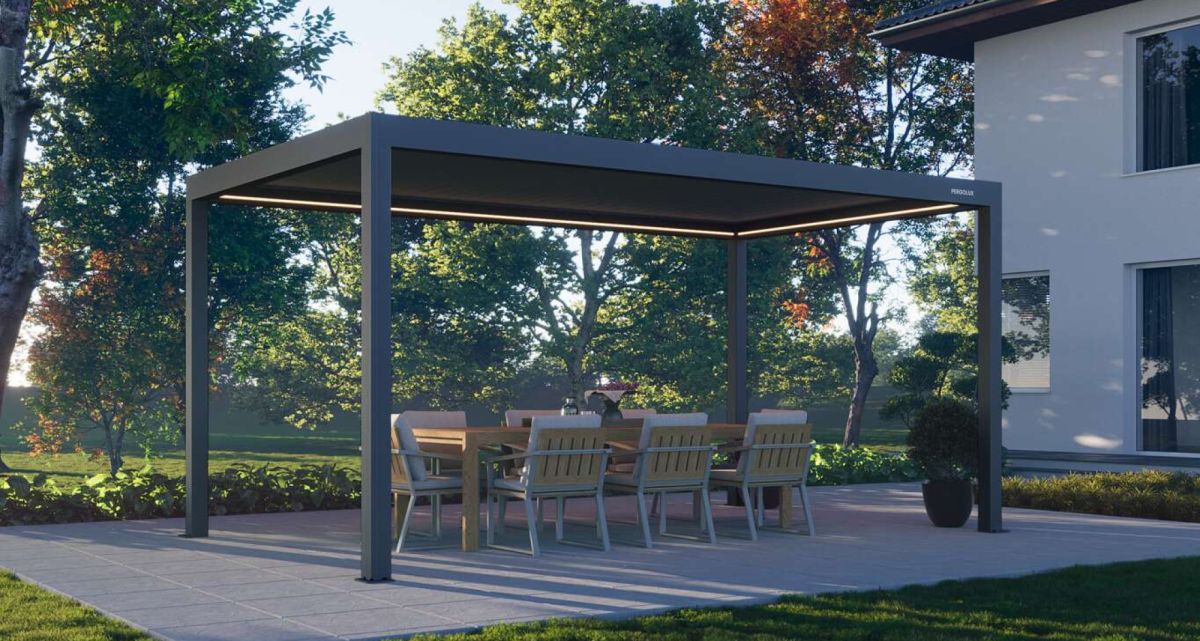 Das trendige Lamellendach S4 Pro Pergola von Pergolux in Anthrazit als freistehende Insel im Garten, bei Frimey GmbH.