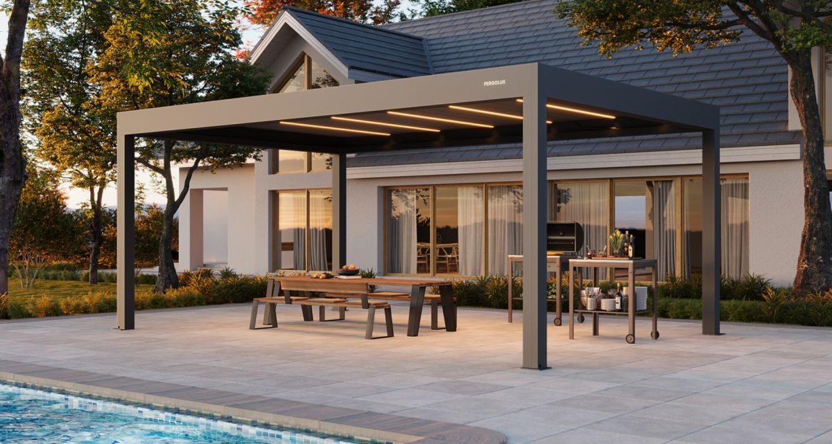 Die stabile Pergola S4 Pro Max von Pergolux als freistehende Insel mit vier Pfosten, bei Frimey GmbH.