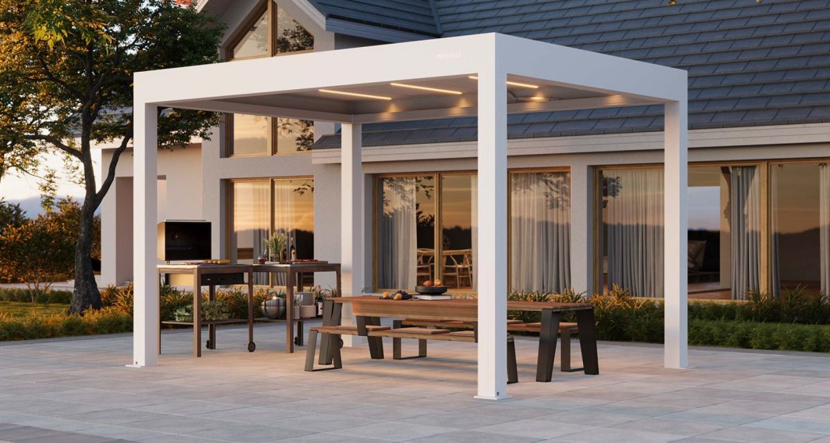 Das Pergolux Lamellendach S4 Pro Max in Weiß als freistehende Insel im Garten vor der Terrasse, bei Frimey GmbH.