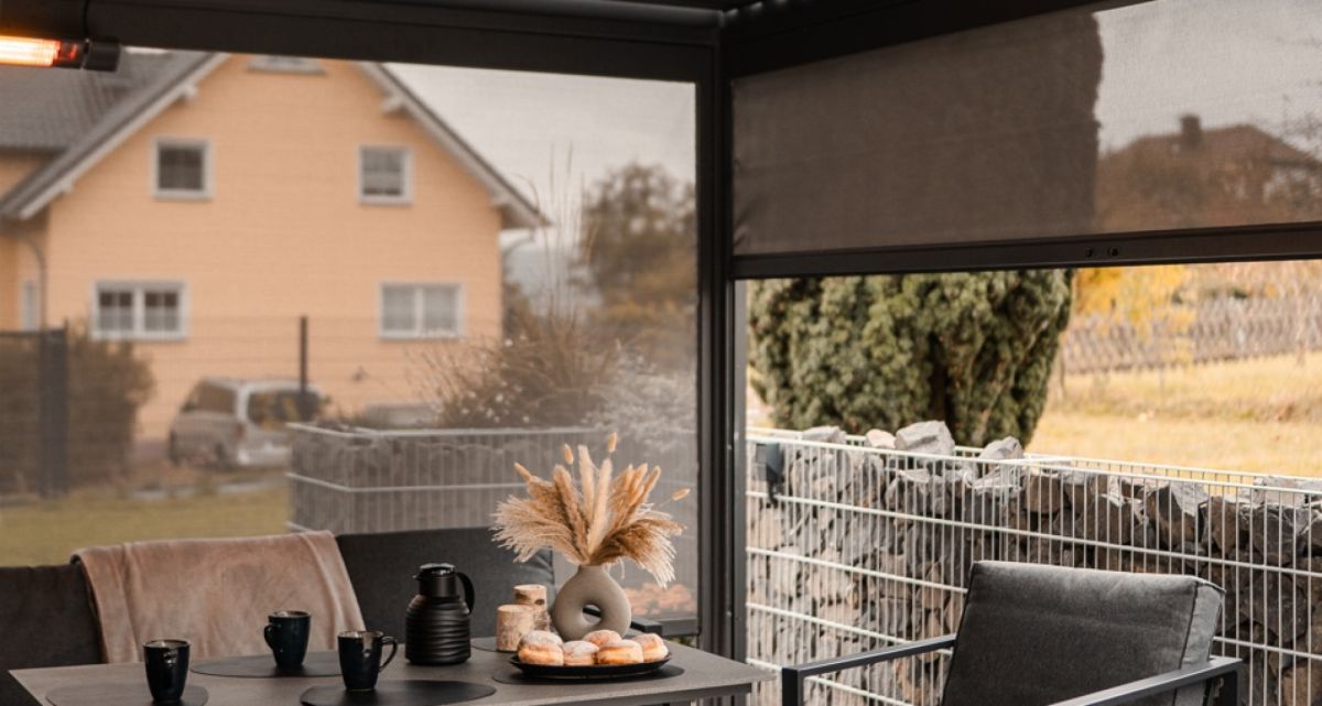Das Lamellendach S4 Pro Pergola von Pergolux mit integrierten Seitenrollos, bei Frimey GmbH.