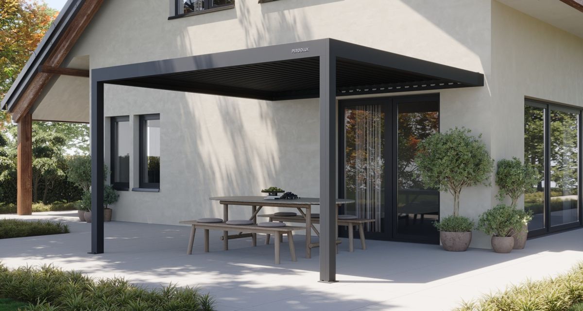Das Lamellendach Pergola S4 von Pergolux als Wandmontage in Anthrazit, bei Frimey GmbH.