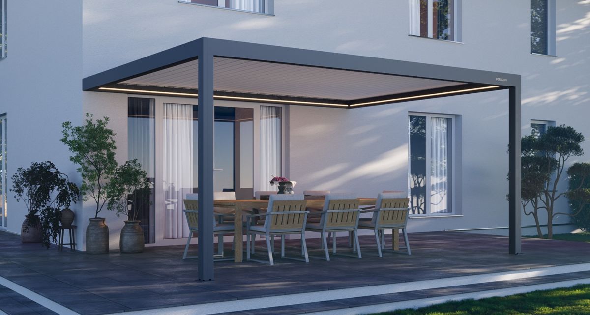 Die stabile Pergola S4 Pro von Pergolux als Wandmontage in Anthrazit mit weißen Lamellen, bei Frimey GmbH.