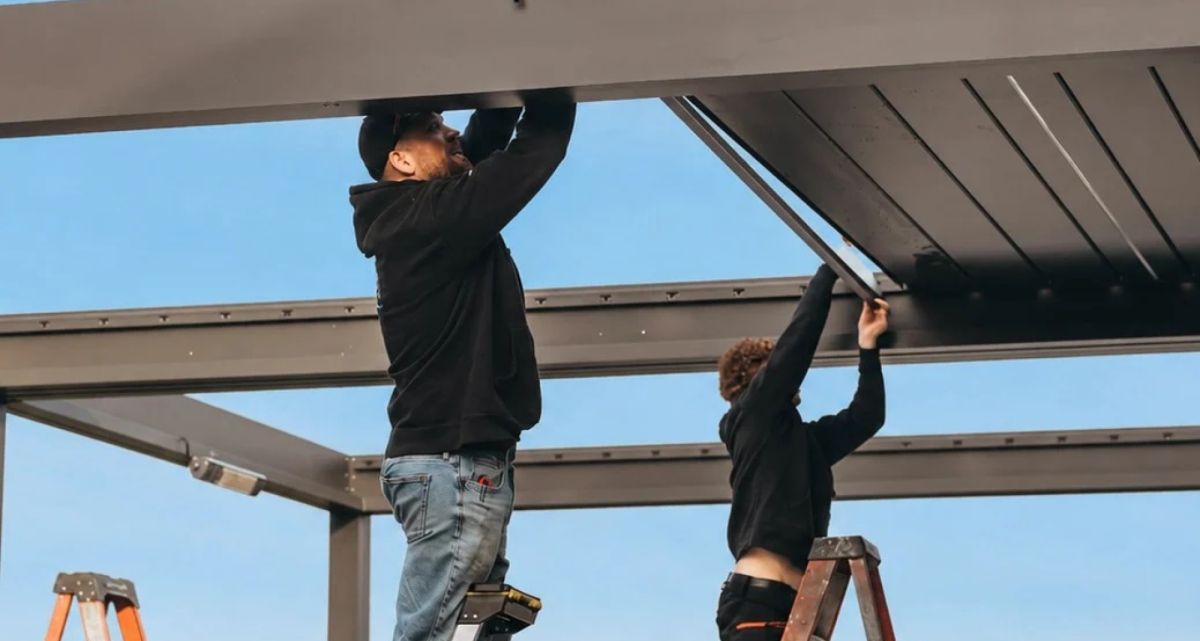 Die Pergola S4 Pro Max von Pergolux lässt sich einfach montieren ohne großen Aufwand, bei Frimey GmbH.