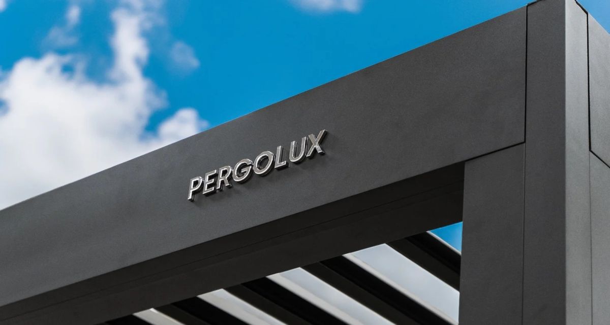 Die Pergolux S4 Pro Max Pergola in einem außergewöhlich schönem Design, bei Frimey GmbH.