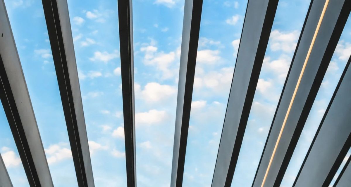 Die stabile S4 Pro Max Pergola von Pergolux mit extras großen Lamellen für mehr Lichteinfall bei geöffneten Lamellendach, bei Frimey GmbH.