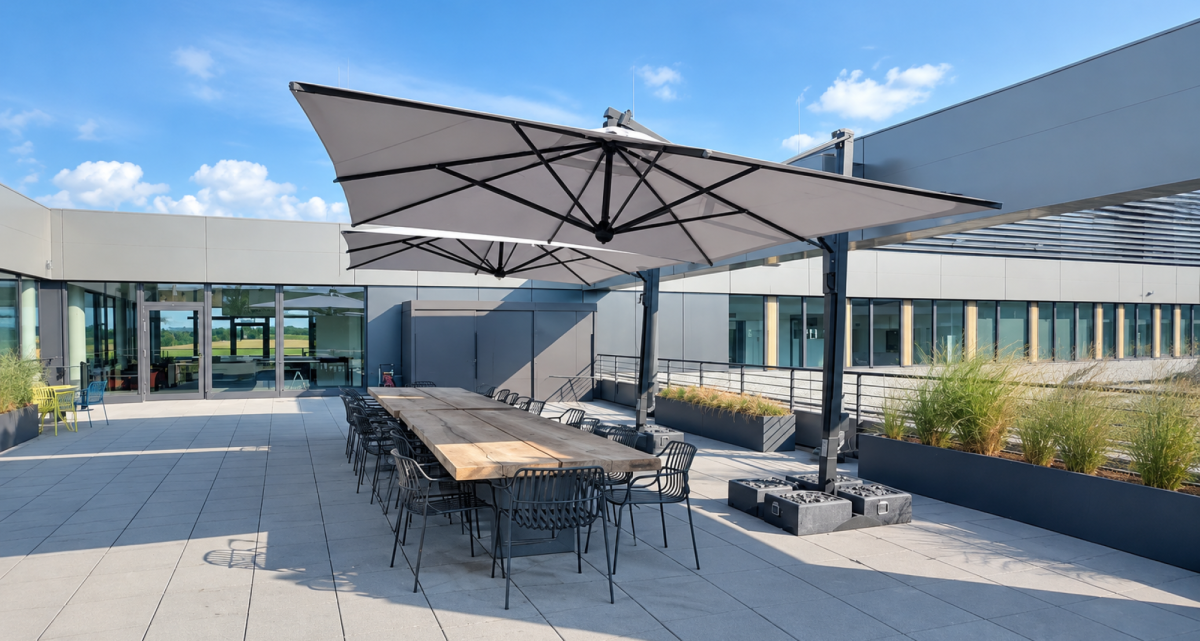 Die hochwertigen Ampelschirme Galileo von Scolaro als Sonnenschutz für lange Esstische für die Terrasse, bei Frimey GmbH.