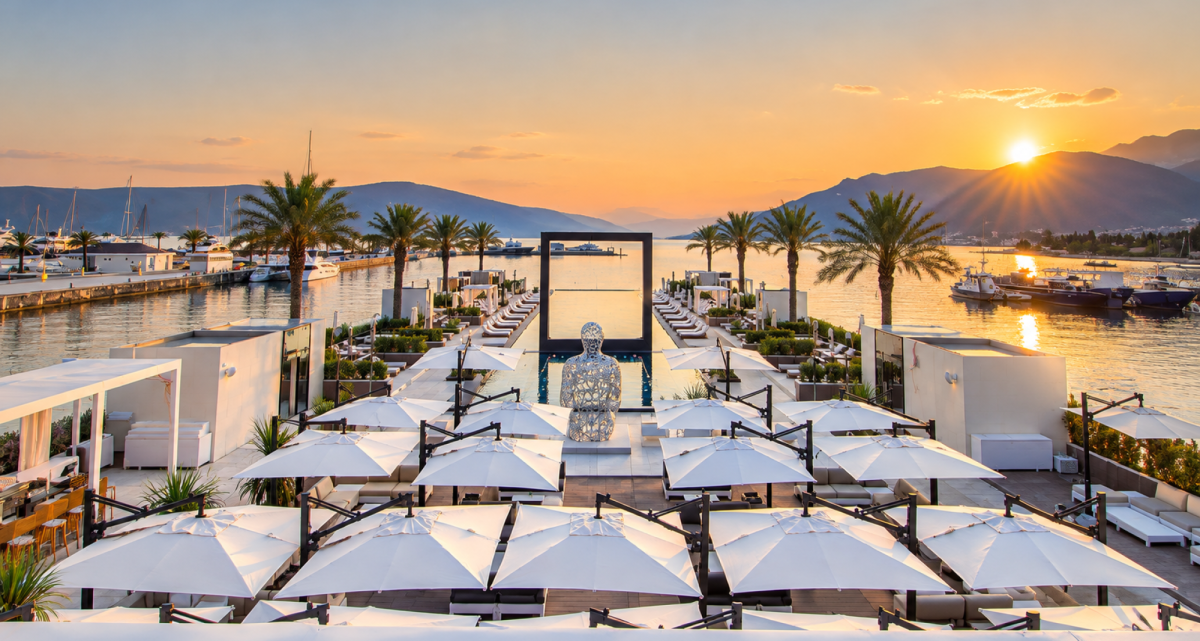 Viele hochwertige Ampelschirme von Scolaro in einem Beach Club direkt am Hafen, der Galileo in Perfektion, bei Frimey GmbH.
