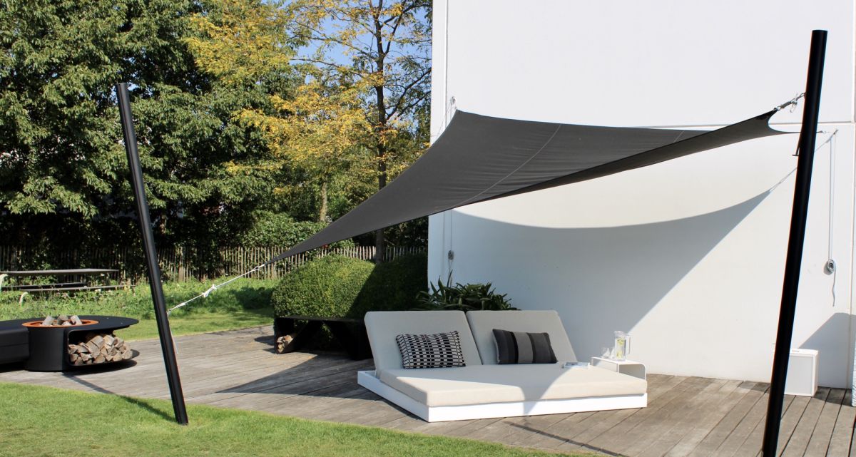 Das verstellbare Sonnensegel Ingenua von Umbrosa mit Design Mast und Segel, bei Frimey GmbH.