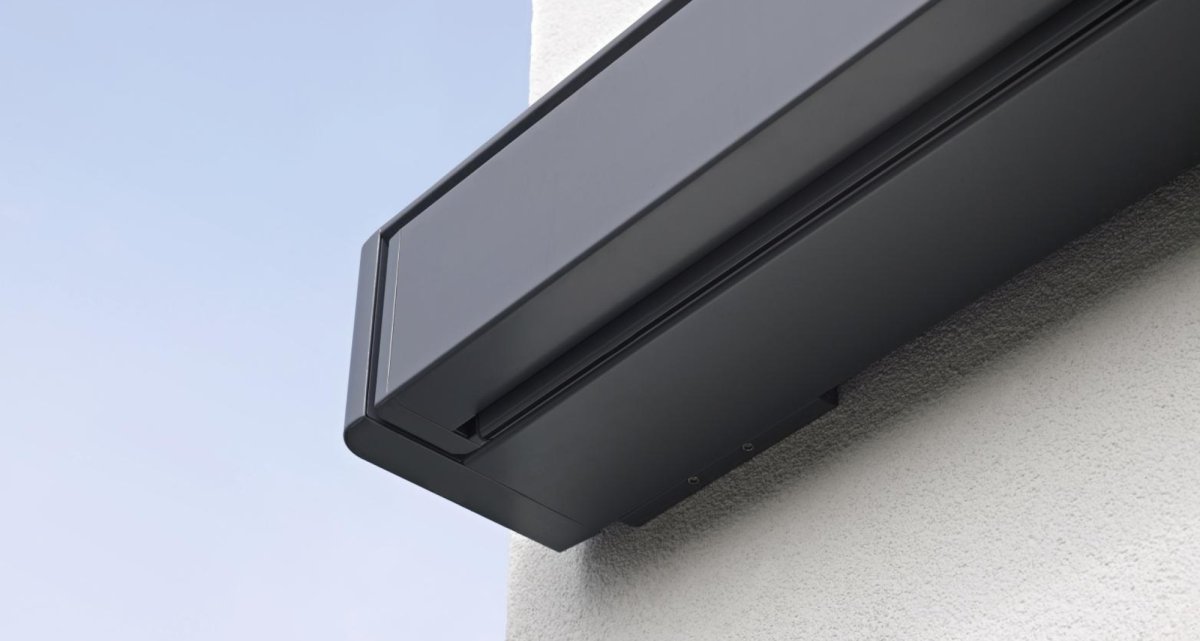 Das Kassettengehäuse der Warema Terrea K70 Kassettenmarkise im geschlossenen Zustand in grau.