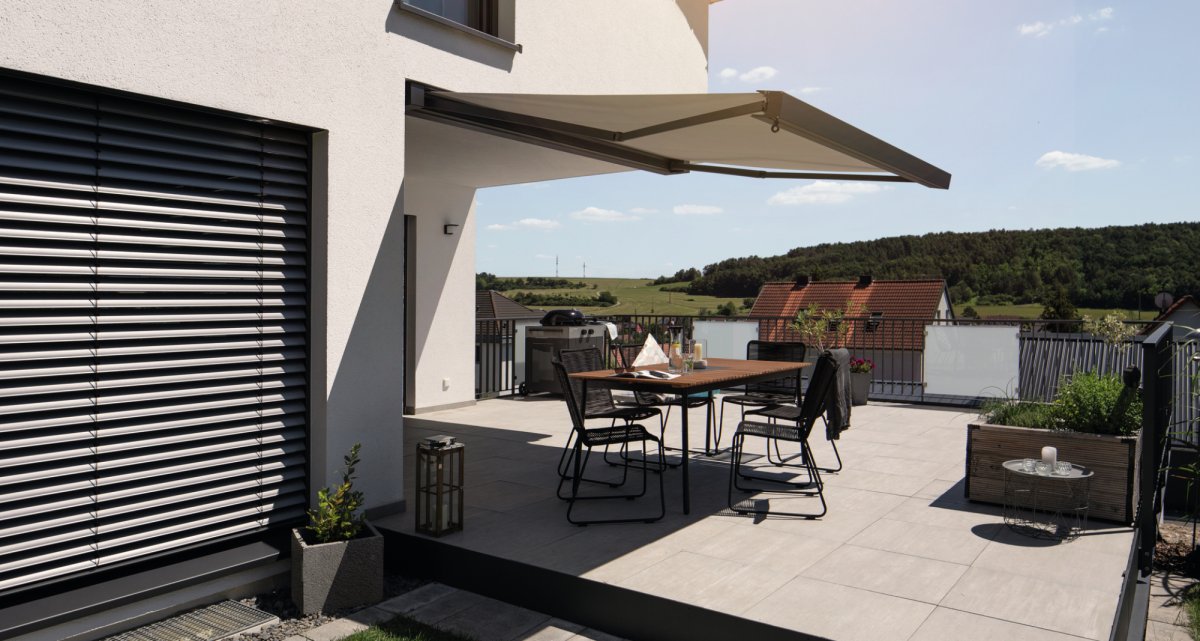 Die schmale Kassettenmarkise Terrea K50 von Warema als Deckenmontage als Sonnenschutz für die Terrasse.