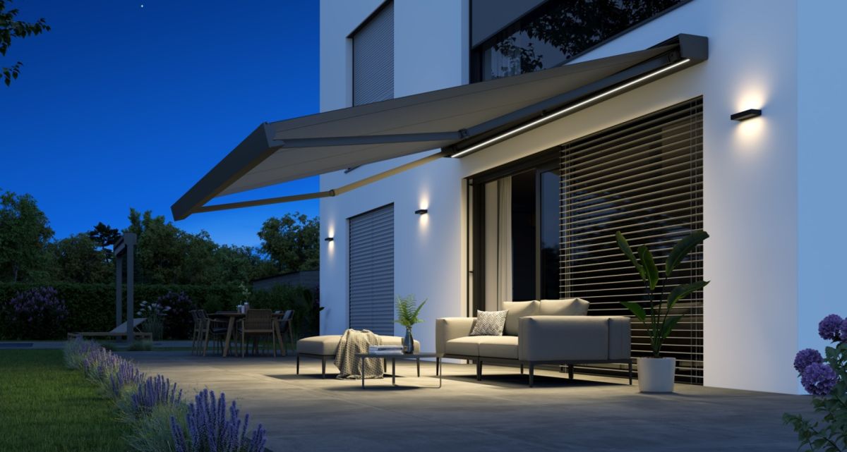 Die eckige Kassettenmarkise Artbox von WOundWO mit LED-Beleuchtung auf einer abendlichen Terrasse, bei Frimey GmbH.