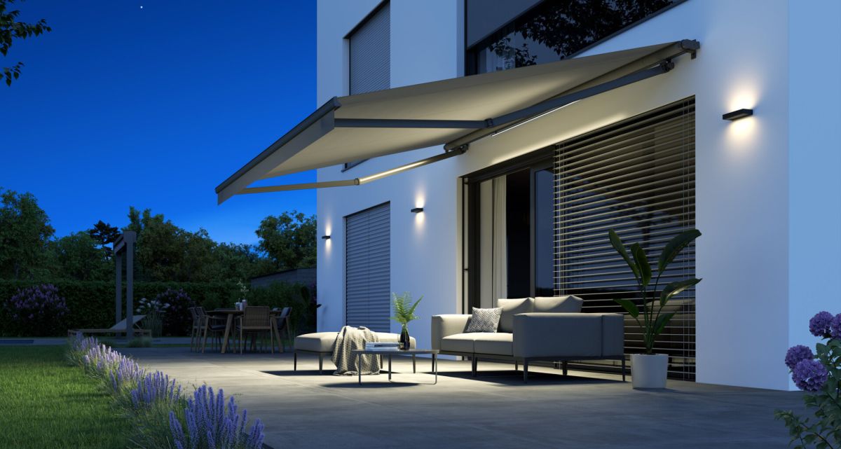 Die hochwertige Gelenkarmmarkise Swingline von WOundWO mit optionales LED-Beleuchtung als Lichtleiste, bei Frimey GmbH.