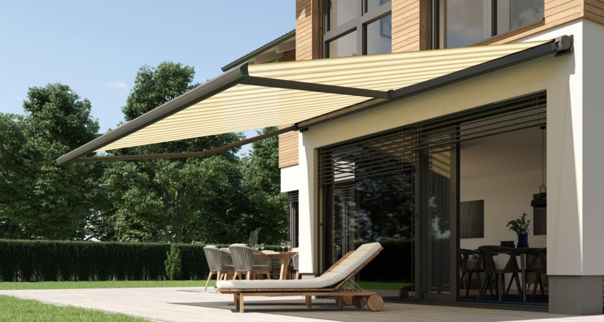 Die elektrisch bedienbare Kassettenmarkise Swingline Cassette von WOundWO ermöglicht schnellen Sonnenschutz auf dem Balkon und der Terrasse, bei Frimey GmbH.