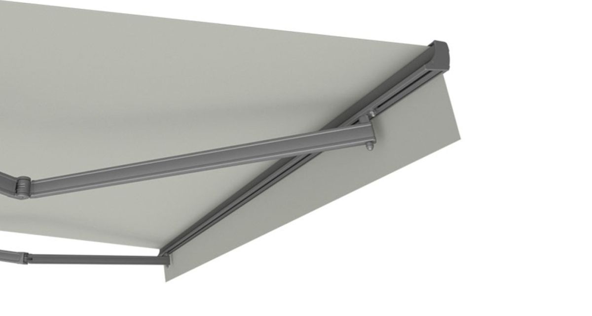 Der Volant der Kassettenmarkise Swingline Cassette von WOundWO dient als Sonnenschutz bei frontaler Sonne und als Werbeträger für die gewerbliche Nutzung, bei Frimey GmbH.