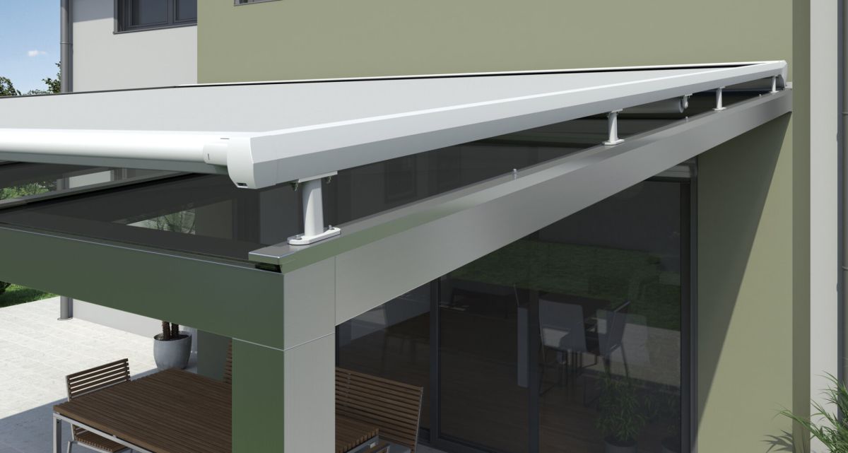 Die hochwertige Aufglasmarkise XLINE R154 von WOundWO auf einem Terrassendach mit Glasscheiben, als Sonnenschutz, bei Frimey GmbH.