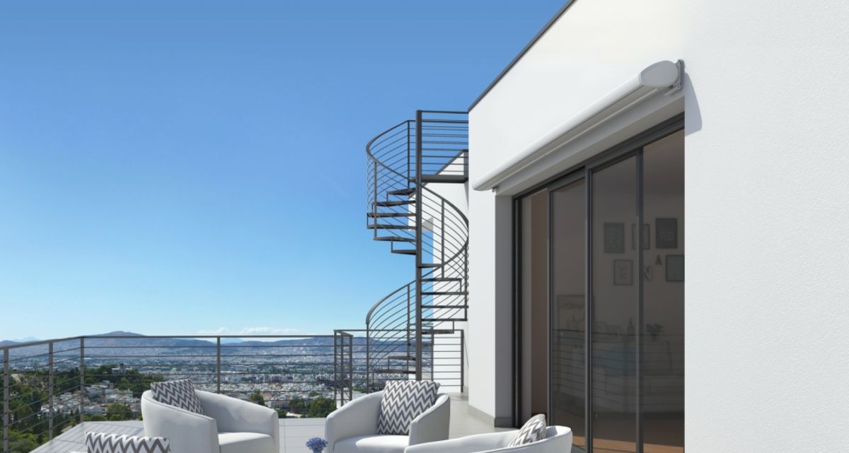 Die hochwertige WOundWO Kassettenmarkise Smartbox mit weißer Vollkassette an einem Wohnhaus auf einer Dachterrasse, bei Frimey GmbH.