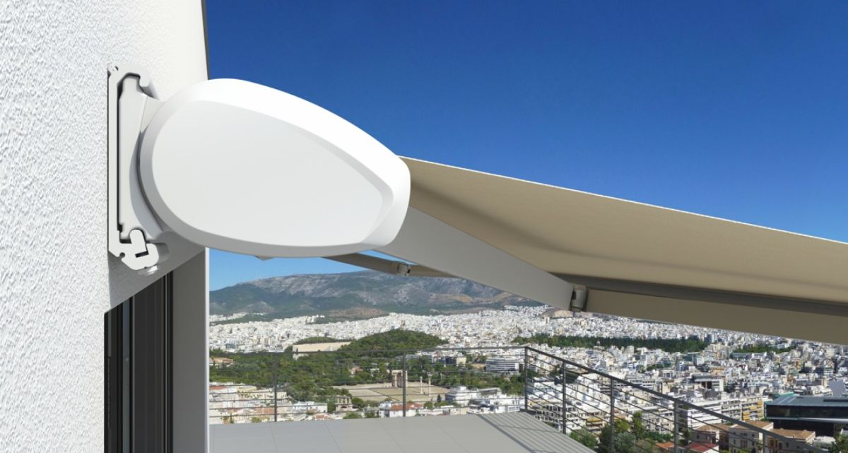 Die formschöne Design Kassettenmarkise Smartbox von WOundWO an einer Hauswand, als Sonnenschutz für eine Terrasse, bei Frimey GmbH.