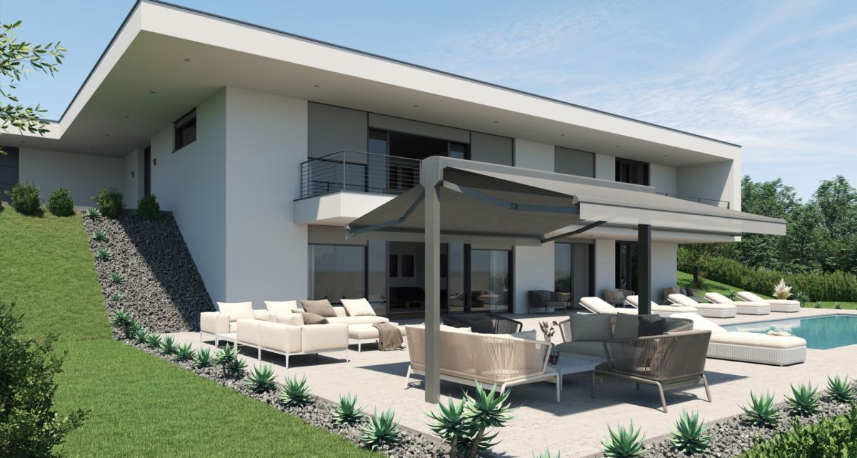 Die hochwertige Standmarkise WOundWO Winglight Compact als Sonnenschutz einer Sitzinsel auf der Terrasse eines Wohnhauses, bei Frimey GmbH.