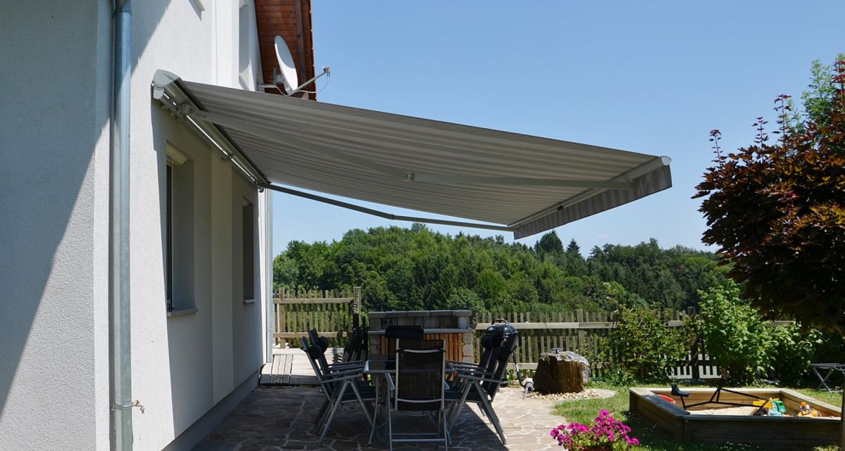 Die hochwertige Halbkassettenmarkise Topline Plus von WOundWO auf einer Terrasse als Sonnenschutz, bei Frimey GmbH.