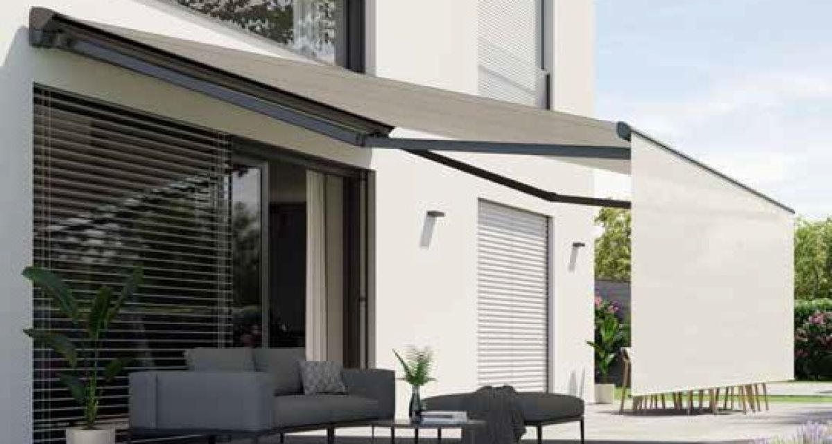 Die Halbkassettenmarkise Topline Plus von WOundWO mit kurbelbaren frontalen Volant-Rollo für mehr Schatten auf der Terrasse, bei Frimey GmbH.