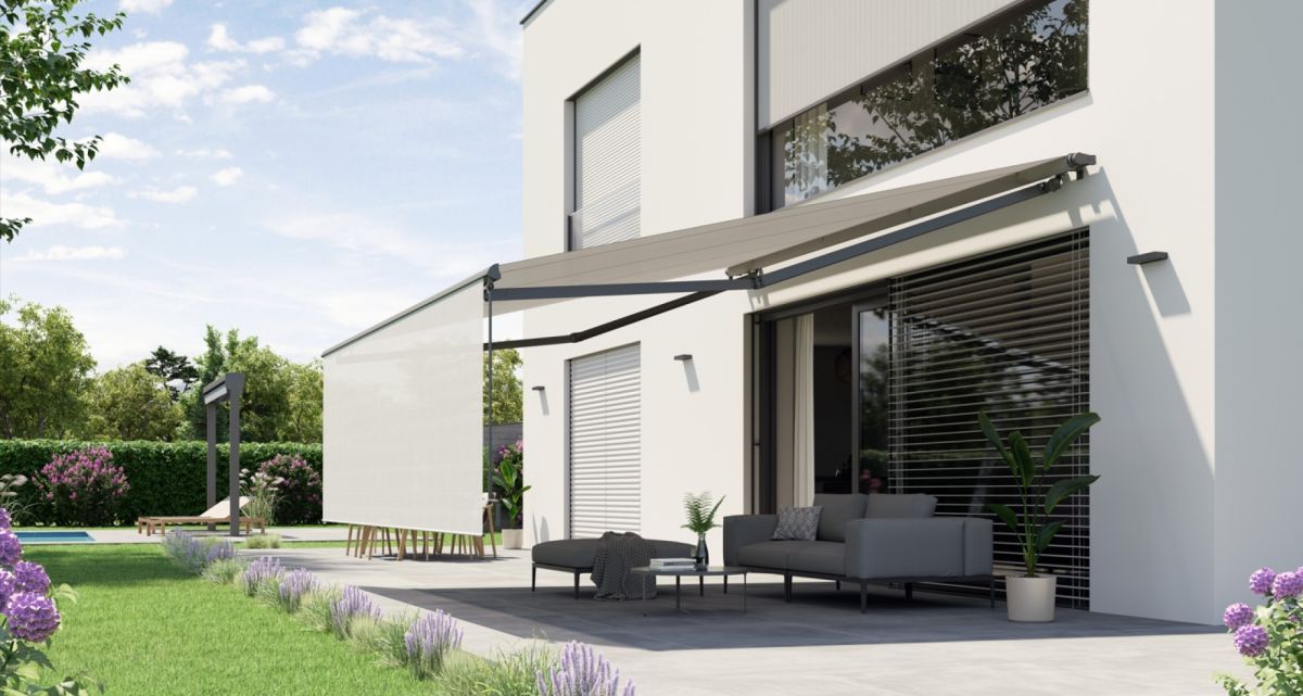 Die komfortable Trendline Gelenkarmmarkise von WOundWO mit frontalen Volant-Rollo gegen tiefstehende Sonne, bei Frimey GmbH.