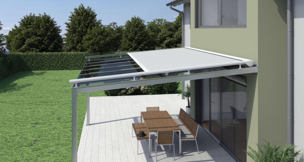 Die stabile Wintergartenmarkise XLINE R154 von WOundWO auf einem Terrassendach als Sonnenschutz, bei Frimey GmbH.