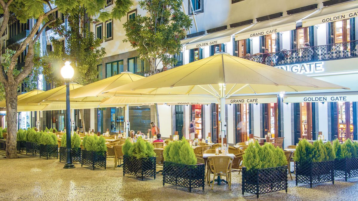 Der hochwertige Gastronomie Sonnenschirm Jumbrella XL von Bahama umberzeugt durch seine sehr stabile bauweise und dem trendigen Design.