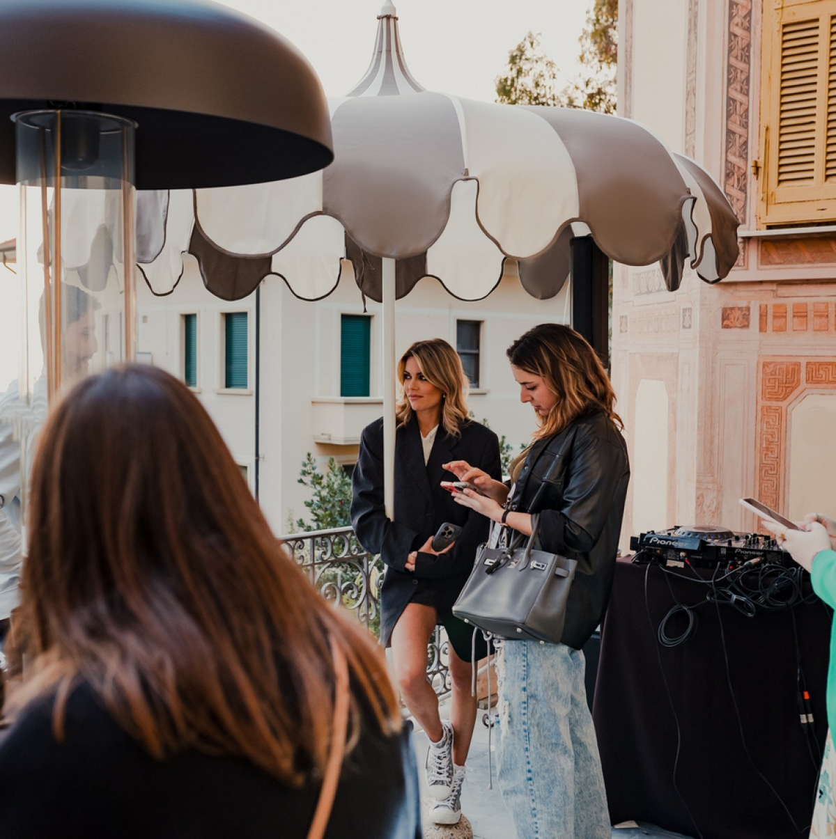Der Design Sonnenschirm von Crema Outdoor auf einer Event-Terrasse, bei Frimey GmbH.
