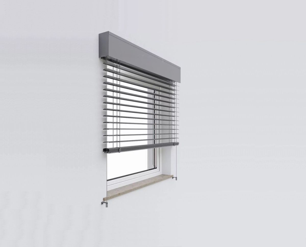 Der seilgeführte Raffstore C80von Freund Sunshade an einem Fenster, bei Frimey GmbH.