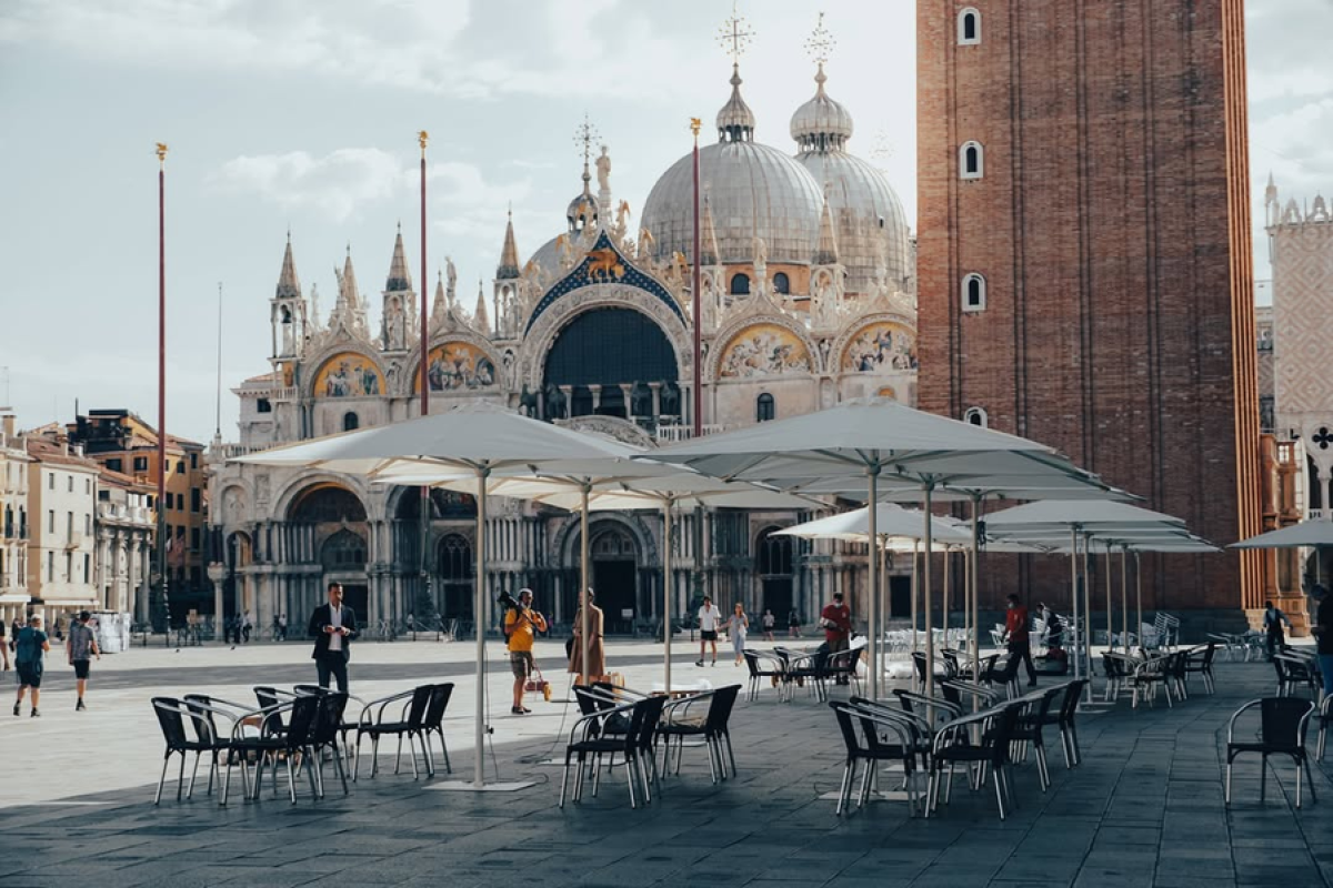 Die hochwertigen Sonnenschirme von Gaggio auf einer Dachterrasse in Venedig.